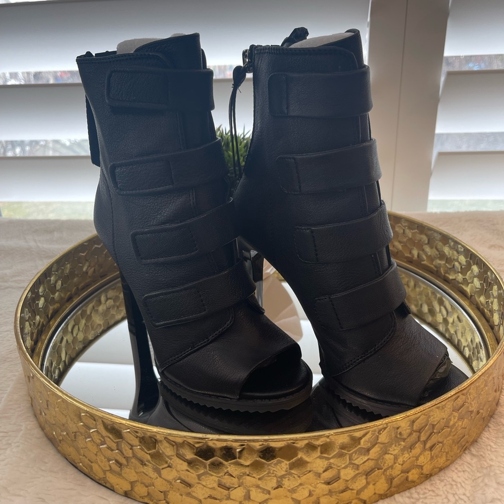 DKNY Women’s 7.5 Black Veg leather, open toed strappy heel. Brand New with box!